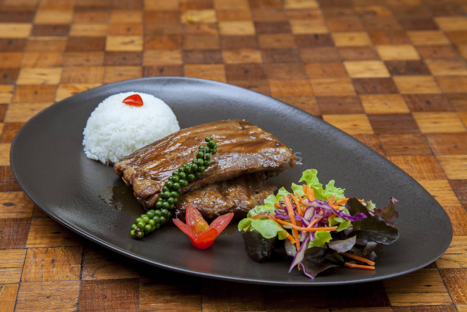 Roast pork ribs with honey, quick menu,There is a beautiful salad of vegetables.