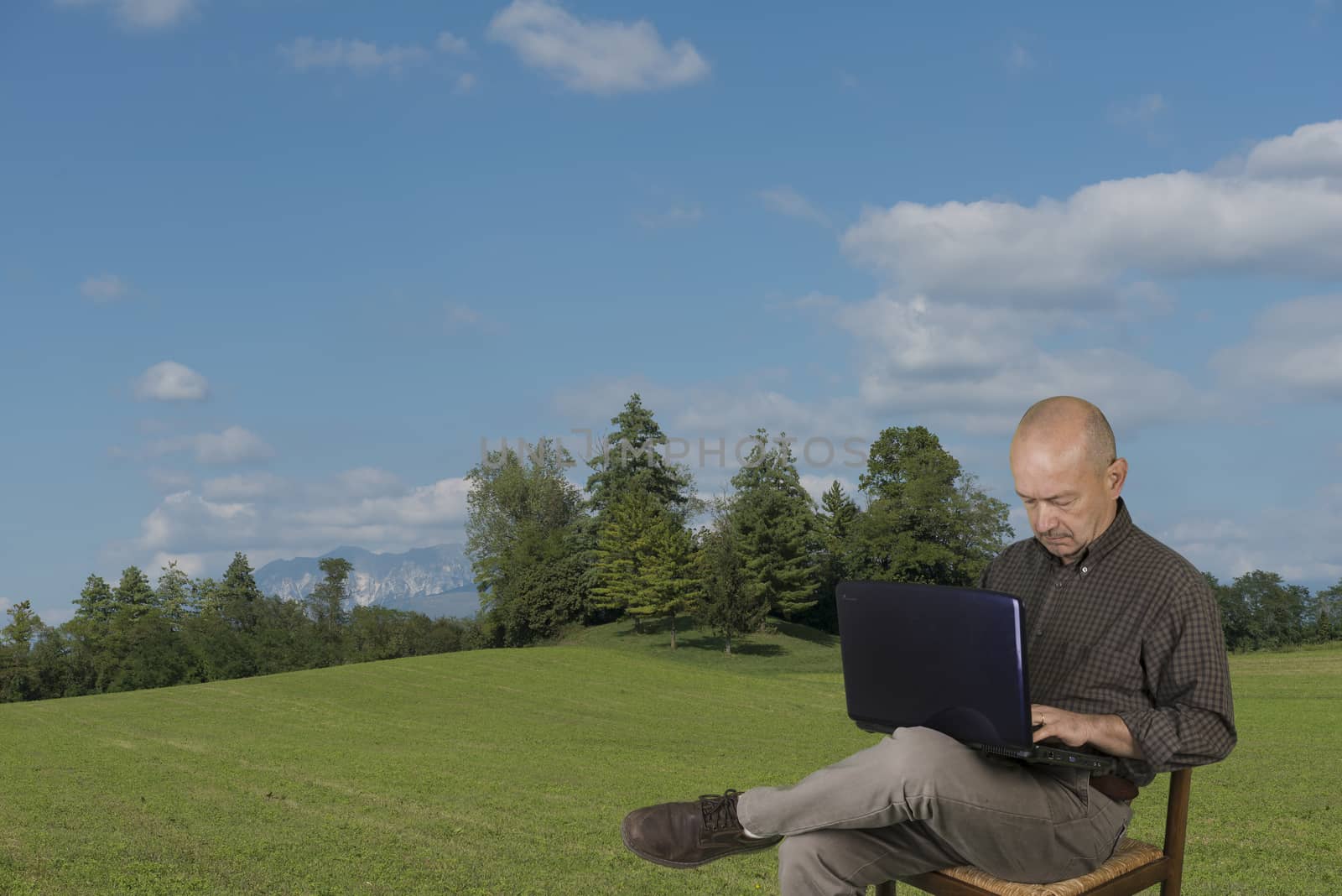 working outdoors by sergiodv