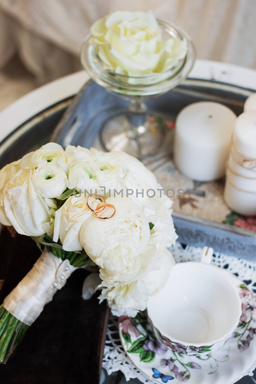 Beautiful wedding bouquet and rings by 3KStudio