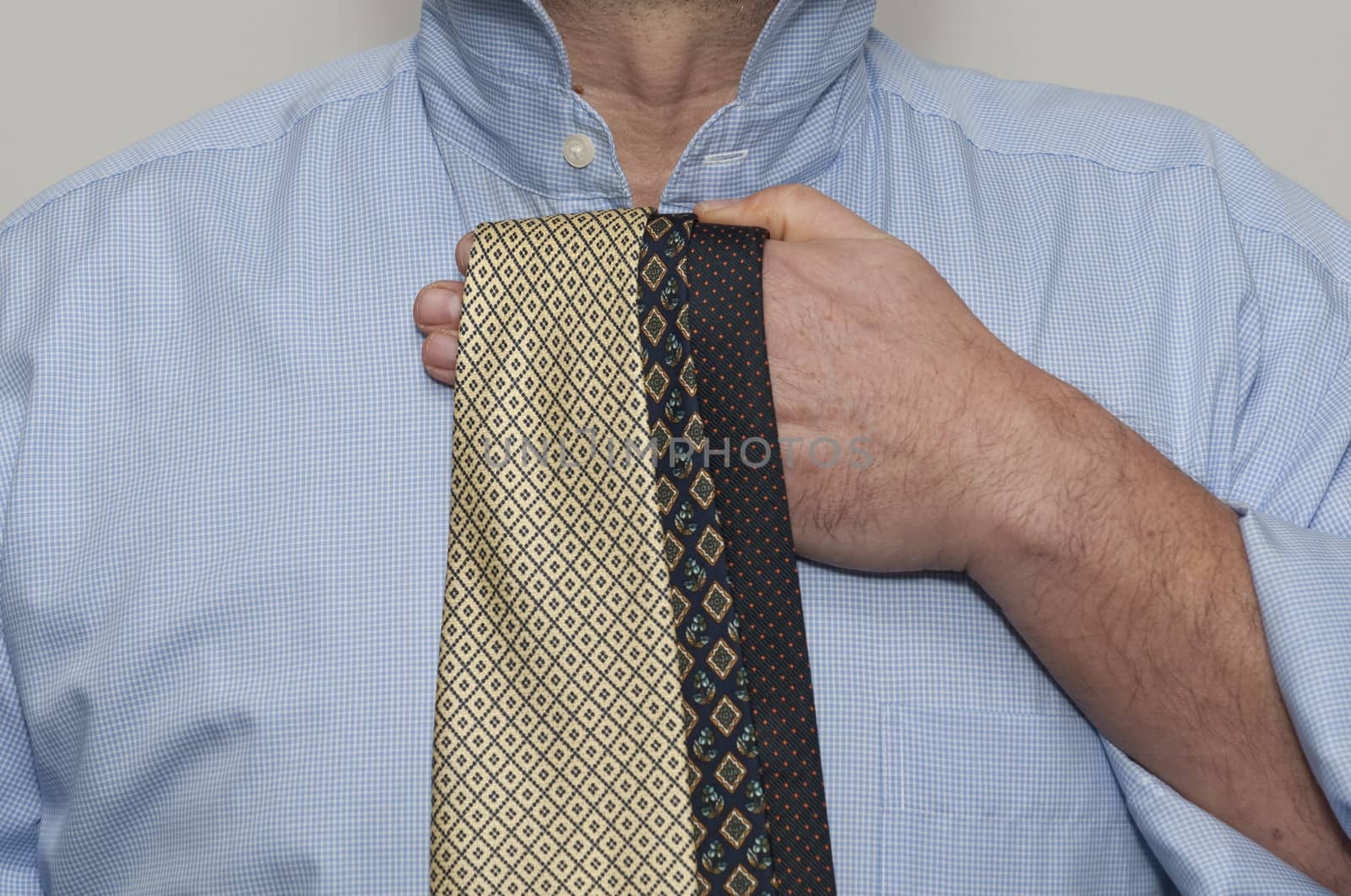 a man who knot a tie