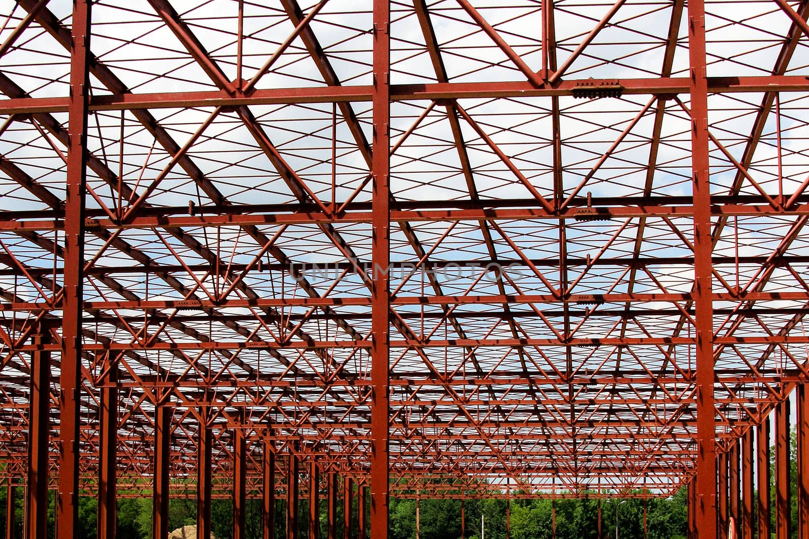 Complex metallic framework with numerous reinforcements in a building