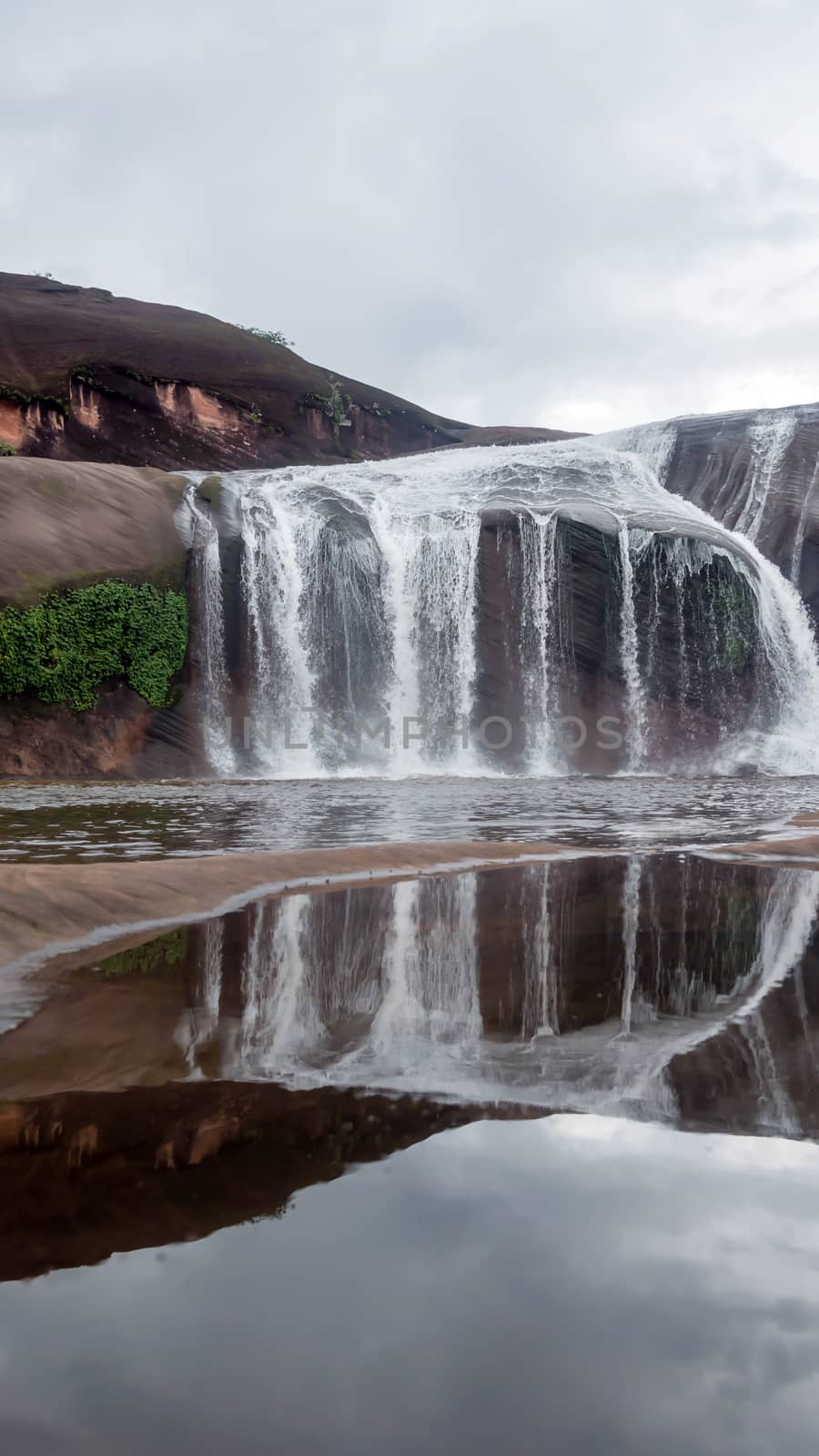 Tham Phra Waterfall by rakratchada