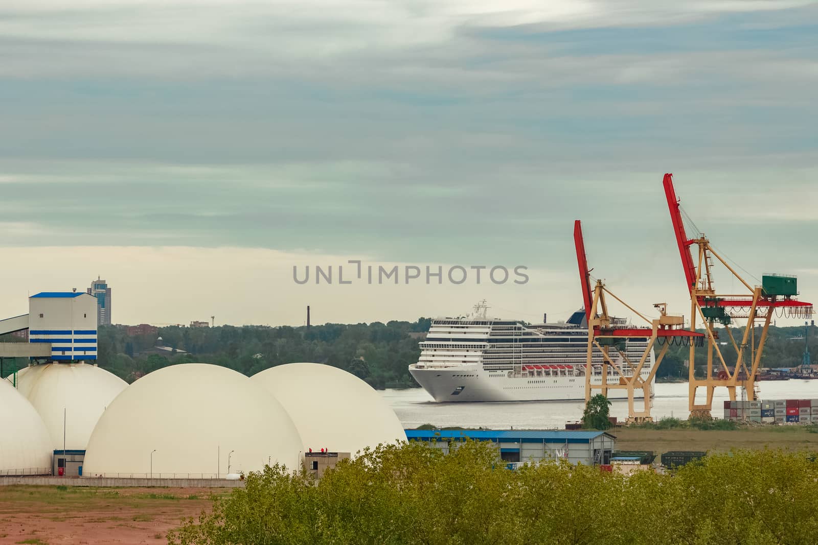 White passenger ship by sengnsp