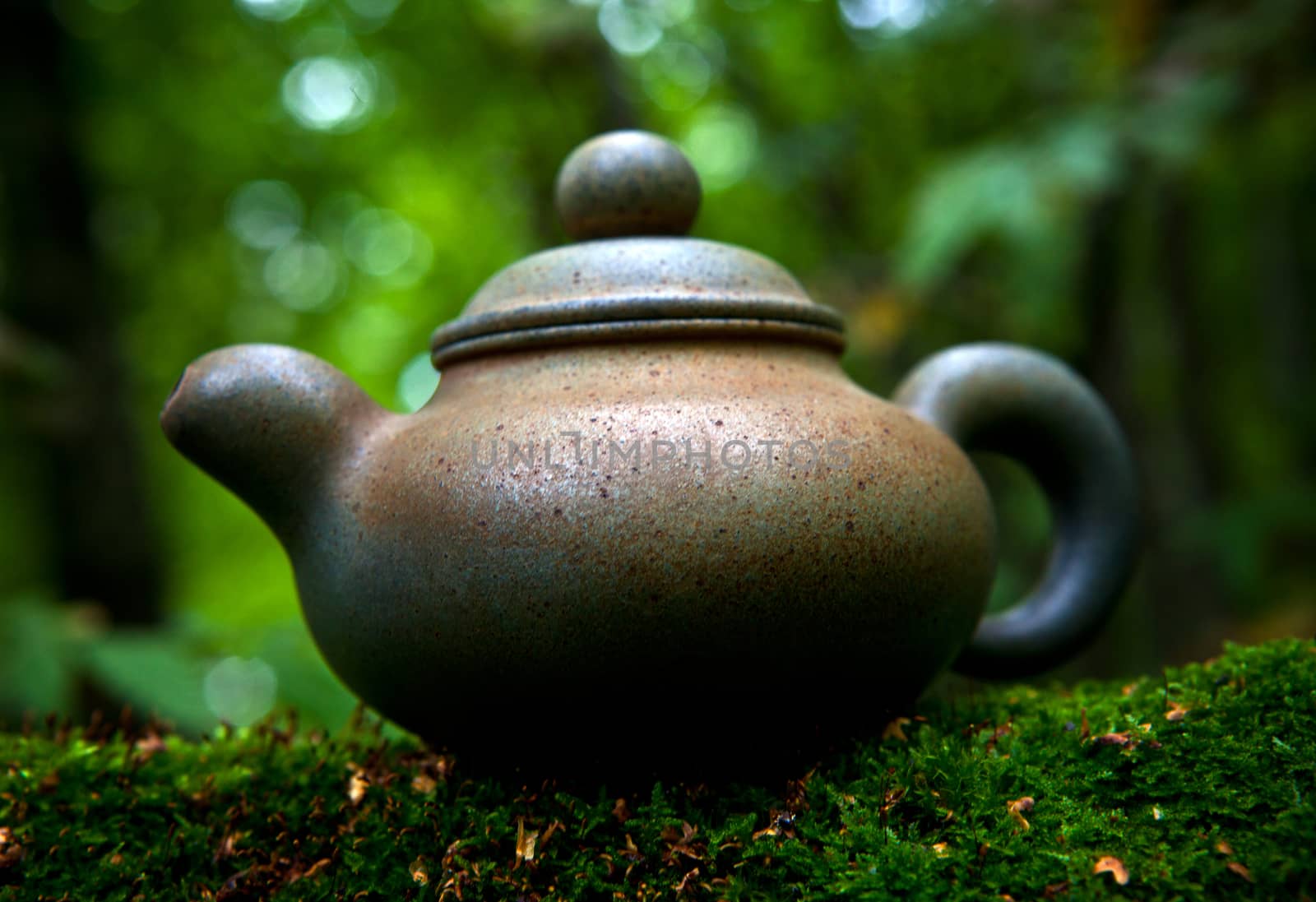 Chinese ceramic teapot studio by Jonicartoon