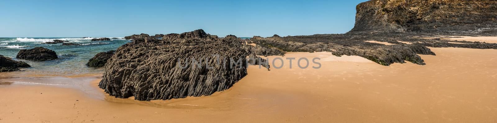 Beach with rocks in Almograve by homydesign