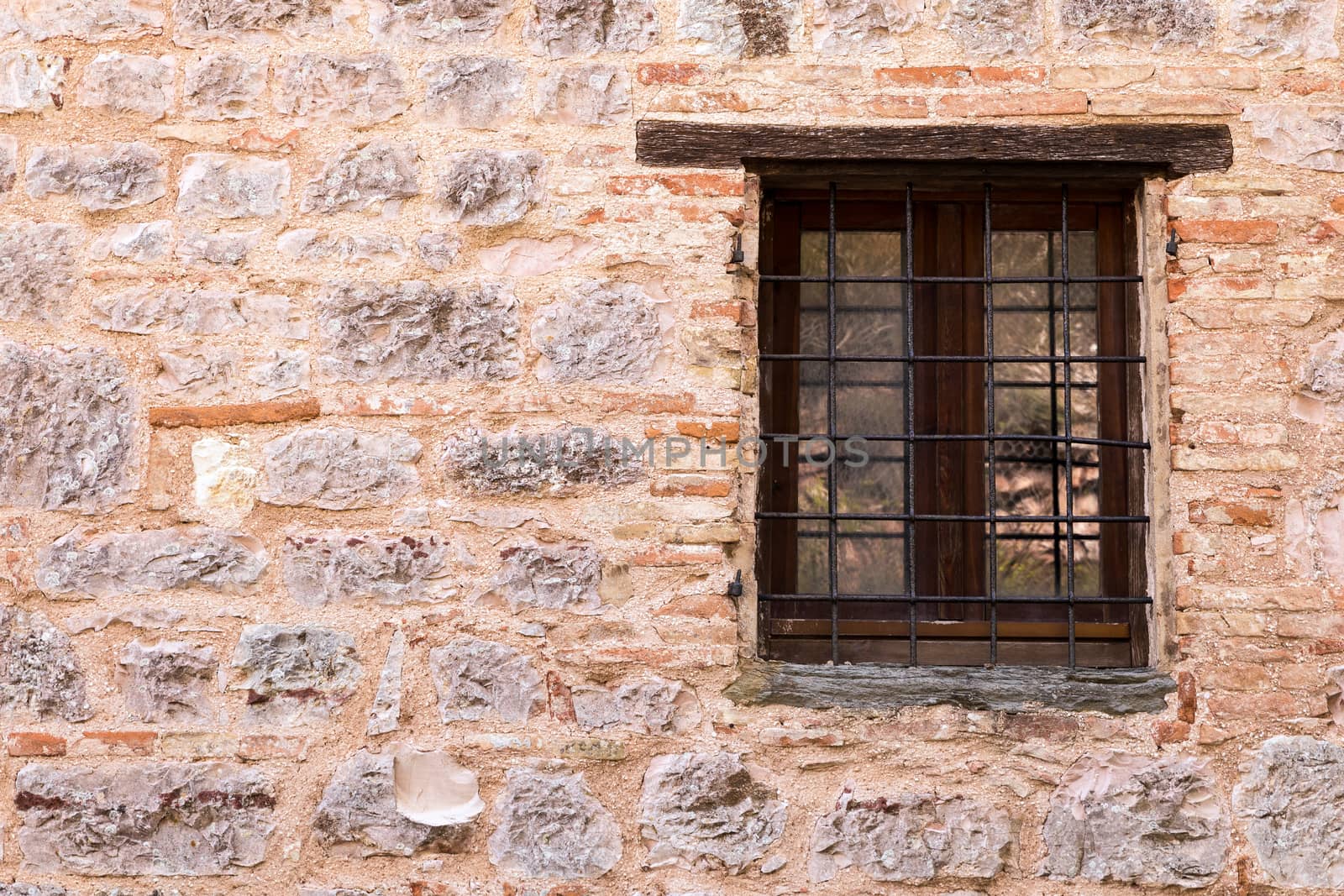 Assisi (Italy): Window on medieval stone wall