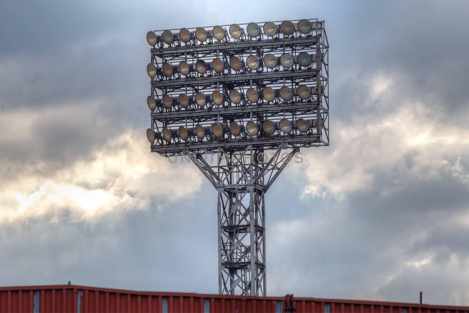 Photo of the stadium's lighting tower with a lot of spotlights.