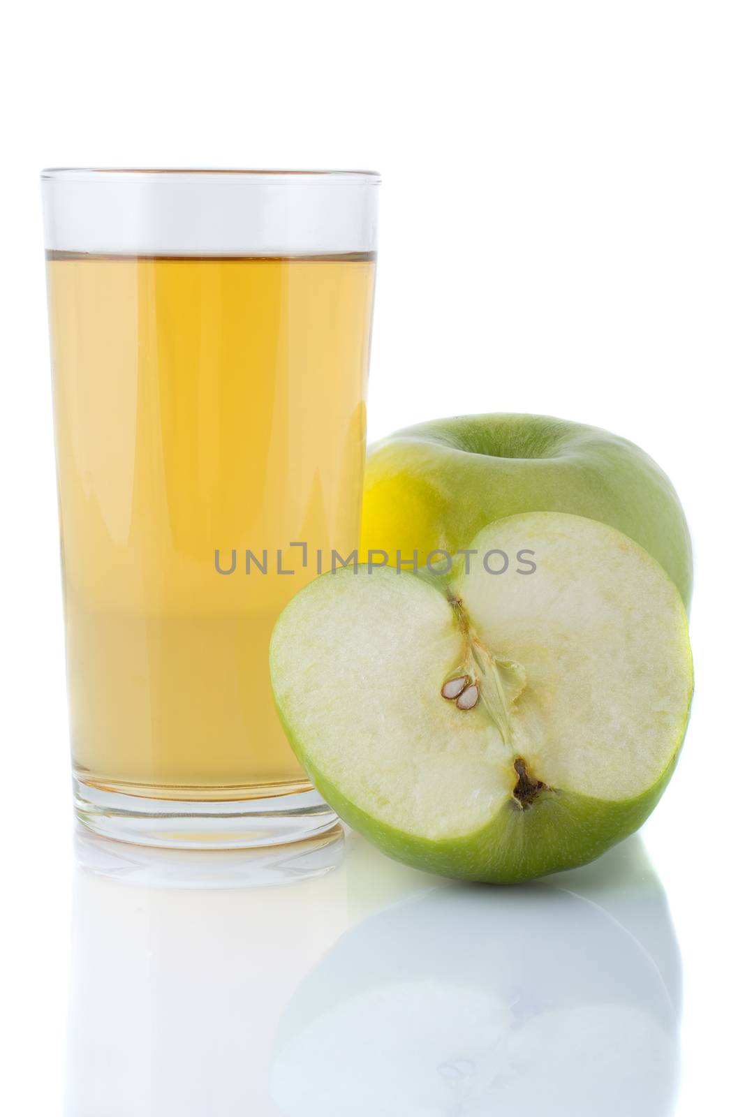 A glass of fresh apple juice next to the apple.