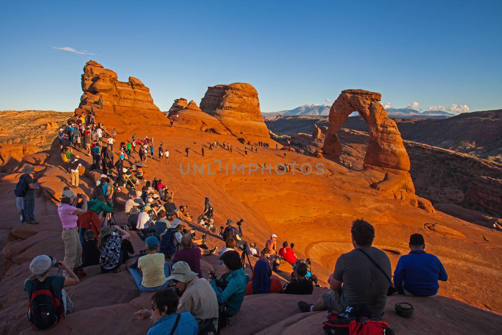 The Sunset Crowd at Delicate Arch by kobus_peche