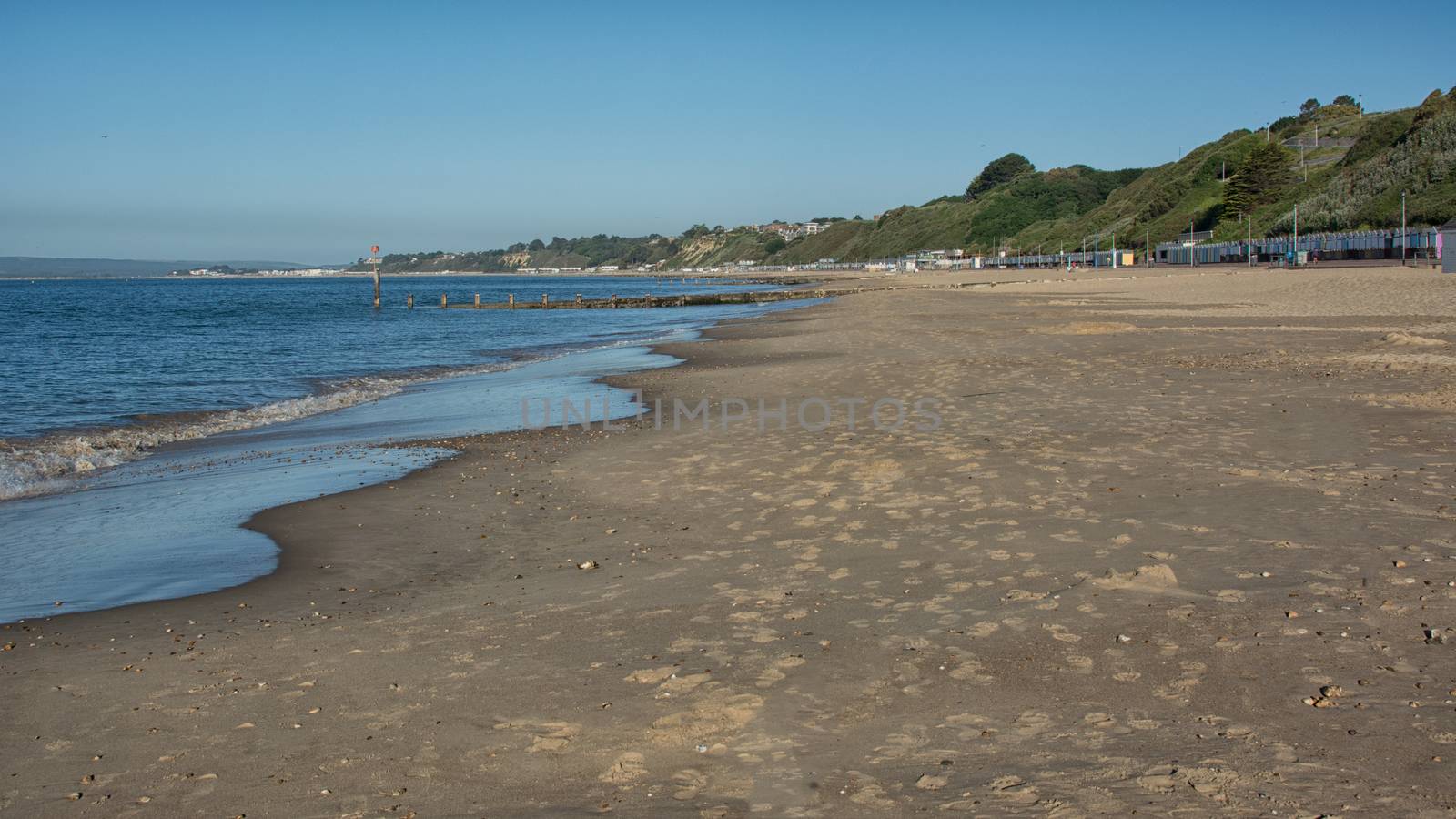 Deserted beach in UK by alan_tunnicliffe