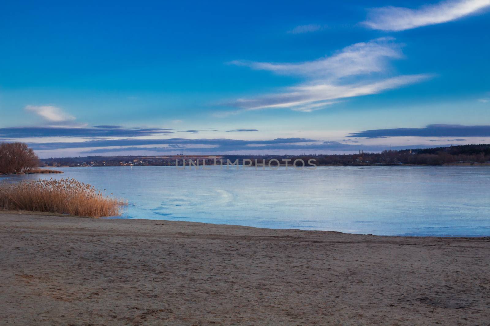 Winter dusk evening paysage landscape of sunset evening iced frozen lake river coastal beach