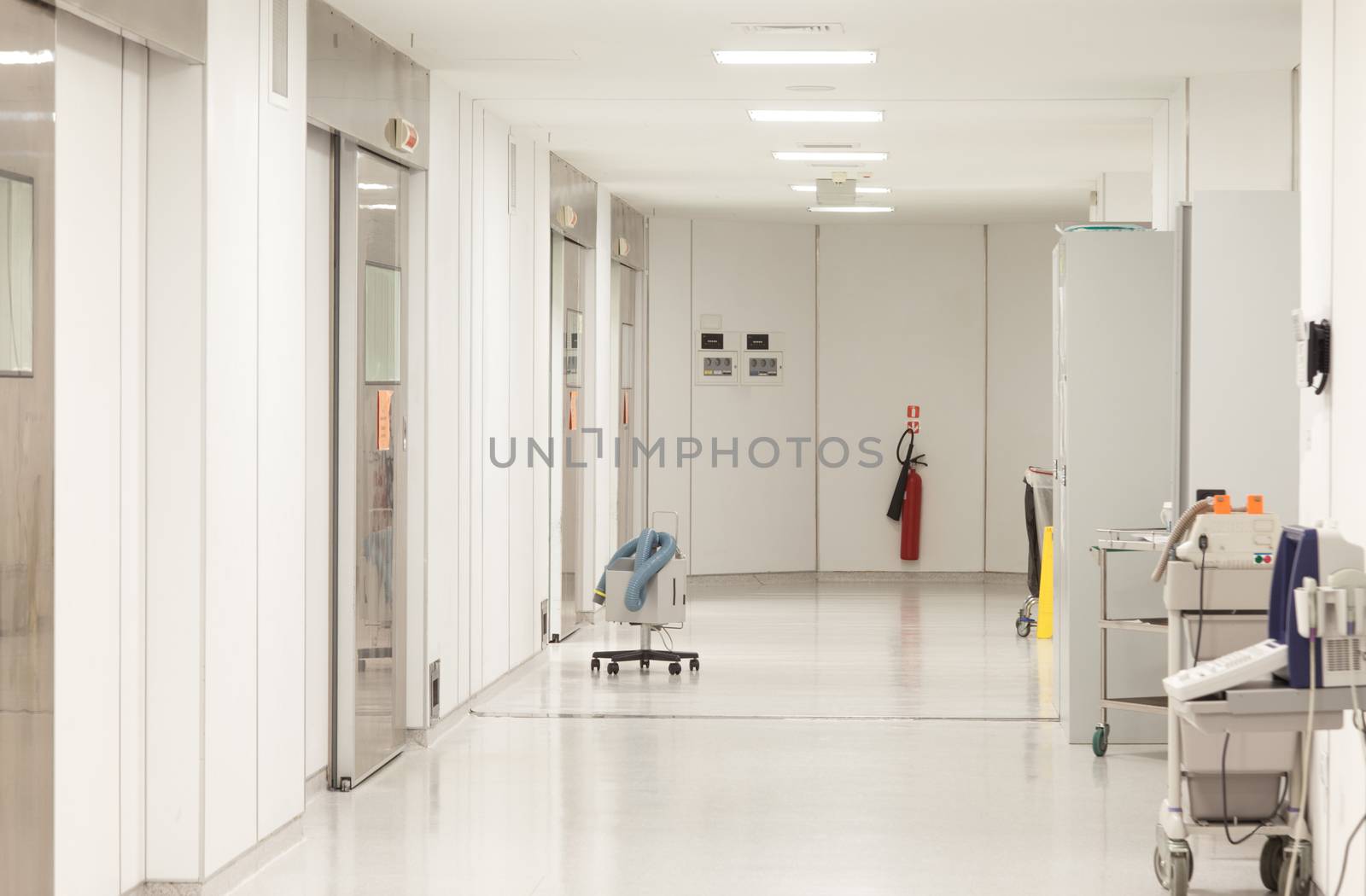 A sterile hospital surgeries corridor with nobody in it.