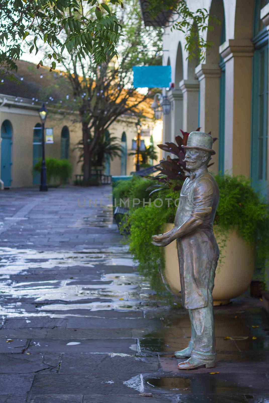 Bronze statue of a man with his hand out