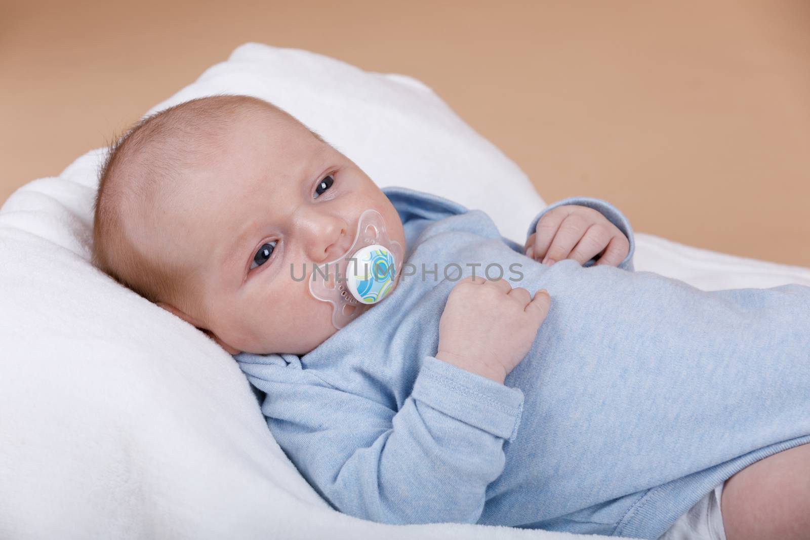 loking newborn baby - the first month of the new life