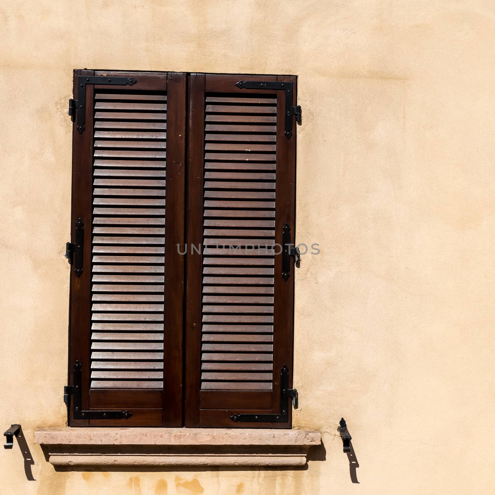 Assisi (Italy): Window on medieval stone wall