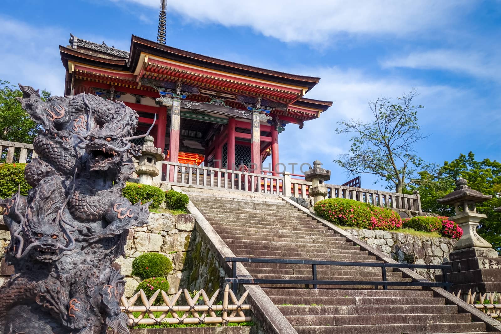 Dragon statue in front of the kiyomizu-dera temple gate, Kyoto, Japan