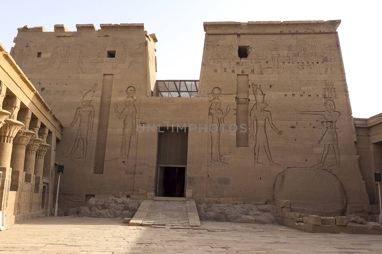 Buildings and columns of ancient Egyptian megaliths. Ancient ruins of Egyptian buildings