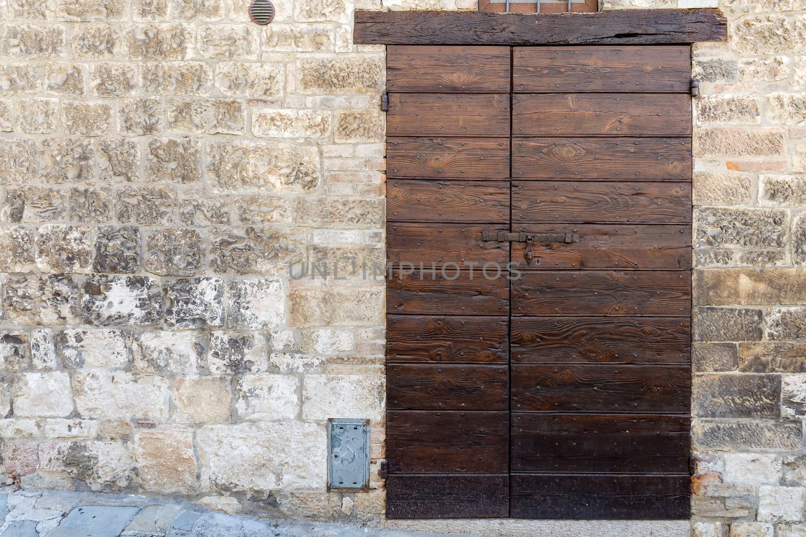 Gubbio (Italy): Old door on medieval stone wall