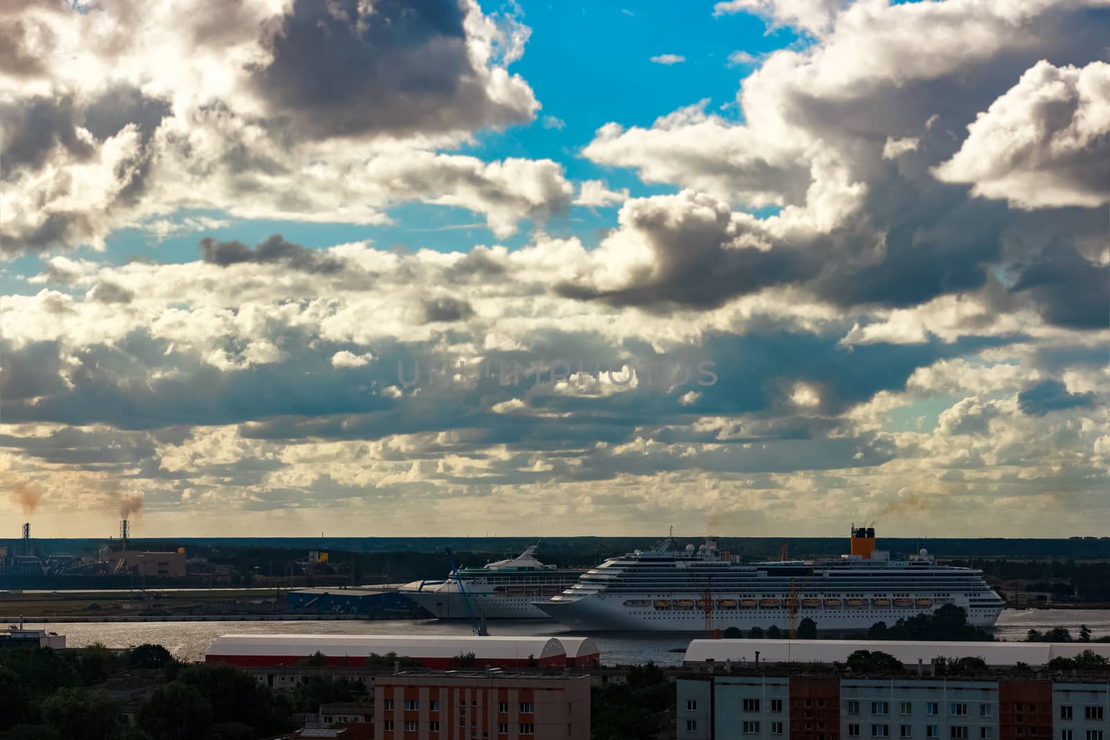 Two cruise liners in a city by sengnsp