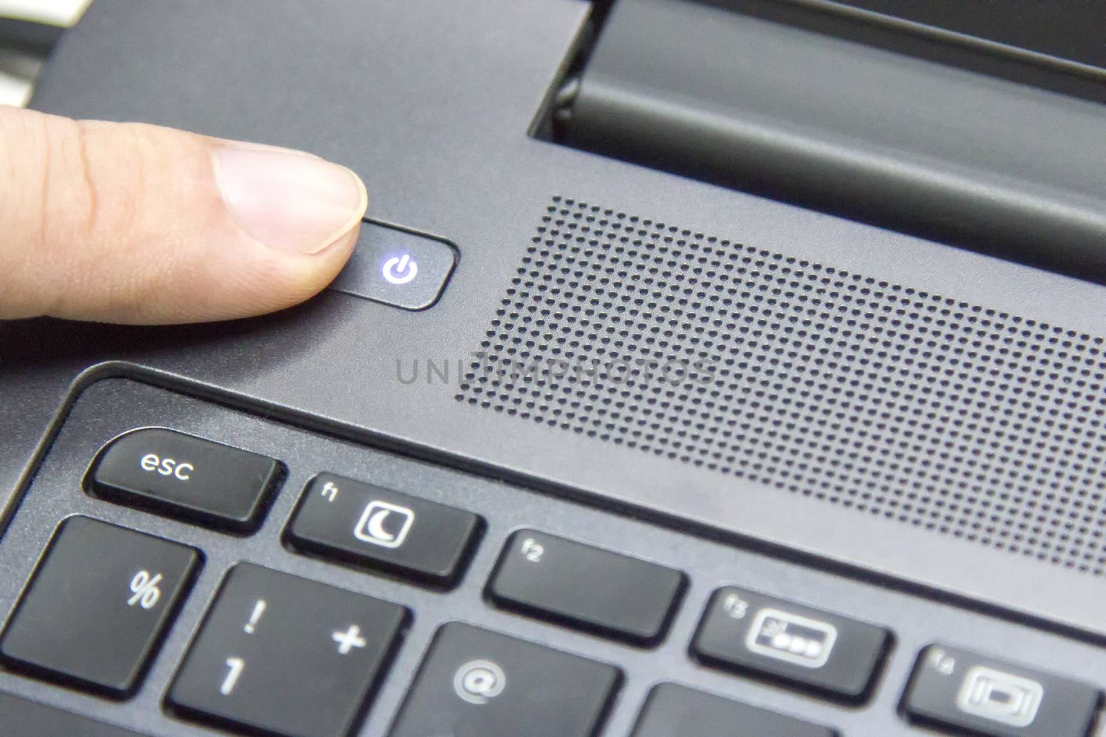 Fingers with pressing the button off the computer.