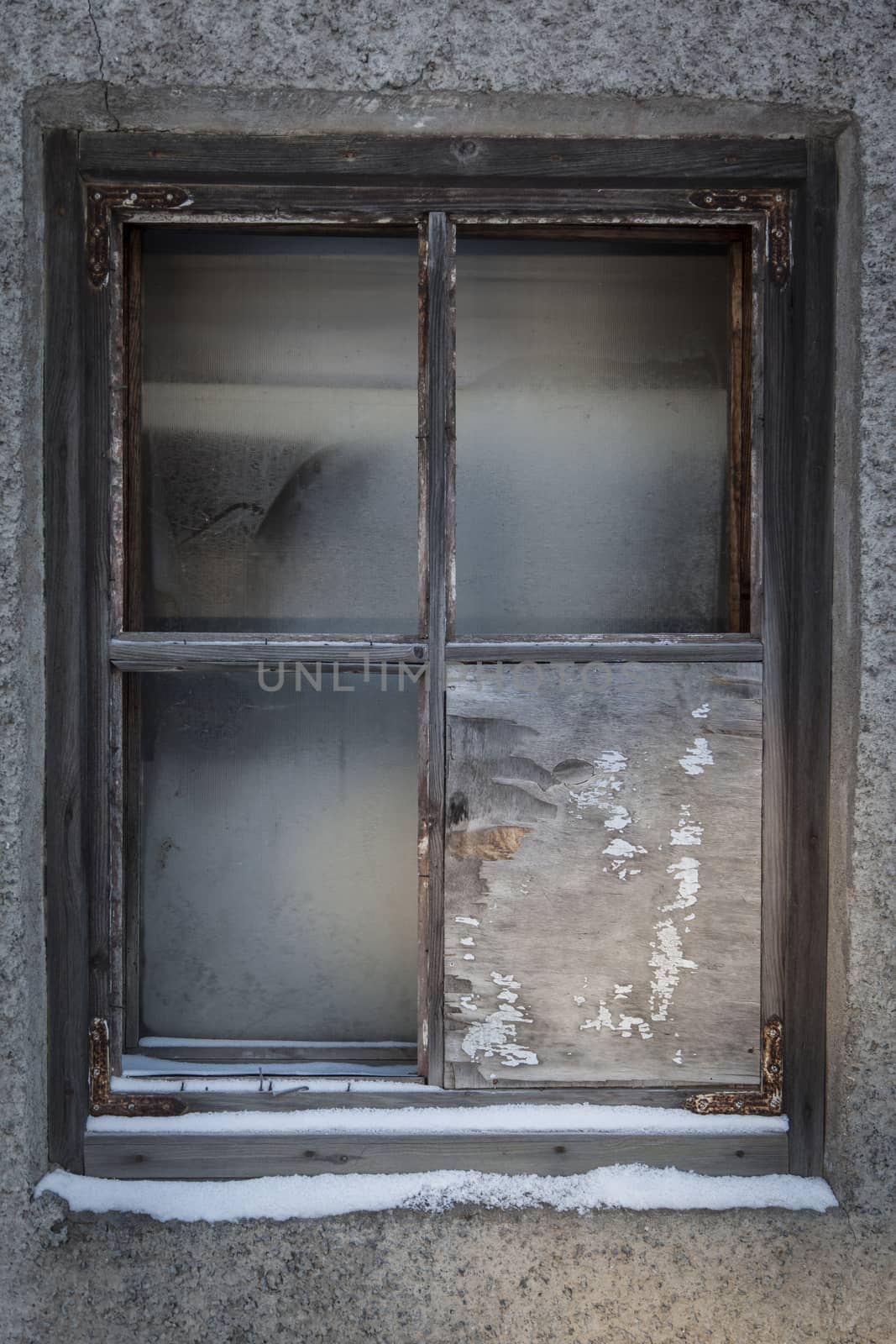 An old window with a single frame broken.