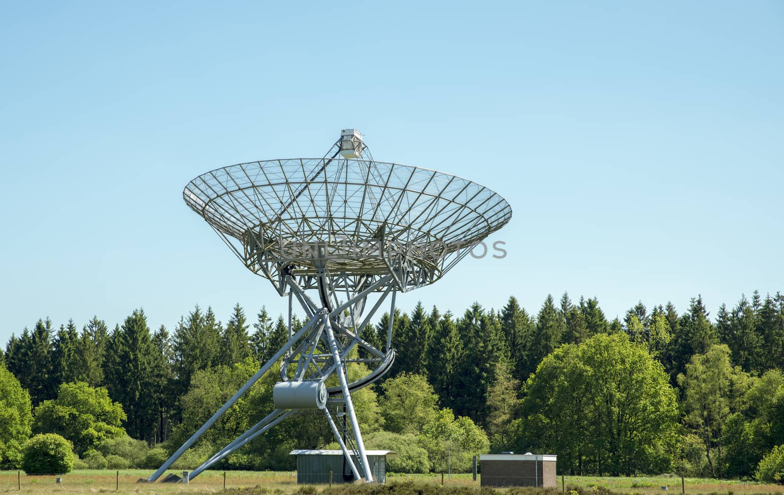 These antenna can be individually directed at any point on the sky. the dishes have a fixed location,Westerbork measures in wavelengths of 3.6 cm to 2.5 meter.