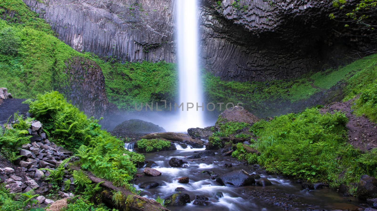 Situated in the Columbia River Gorge along Highway I-84