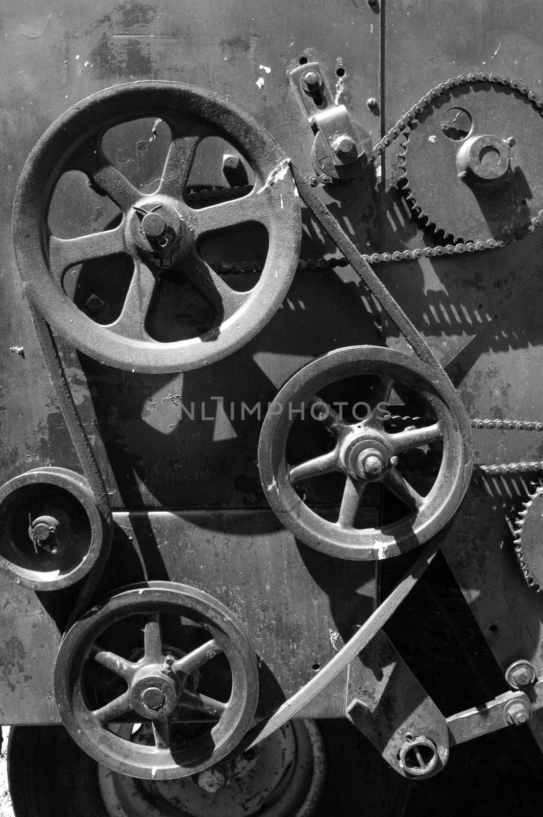 Mechanisms on the side of farm machinery