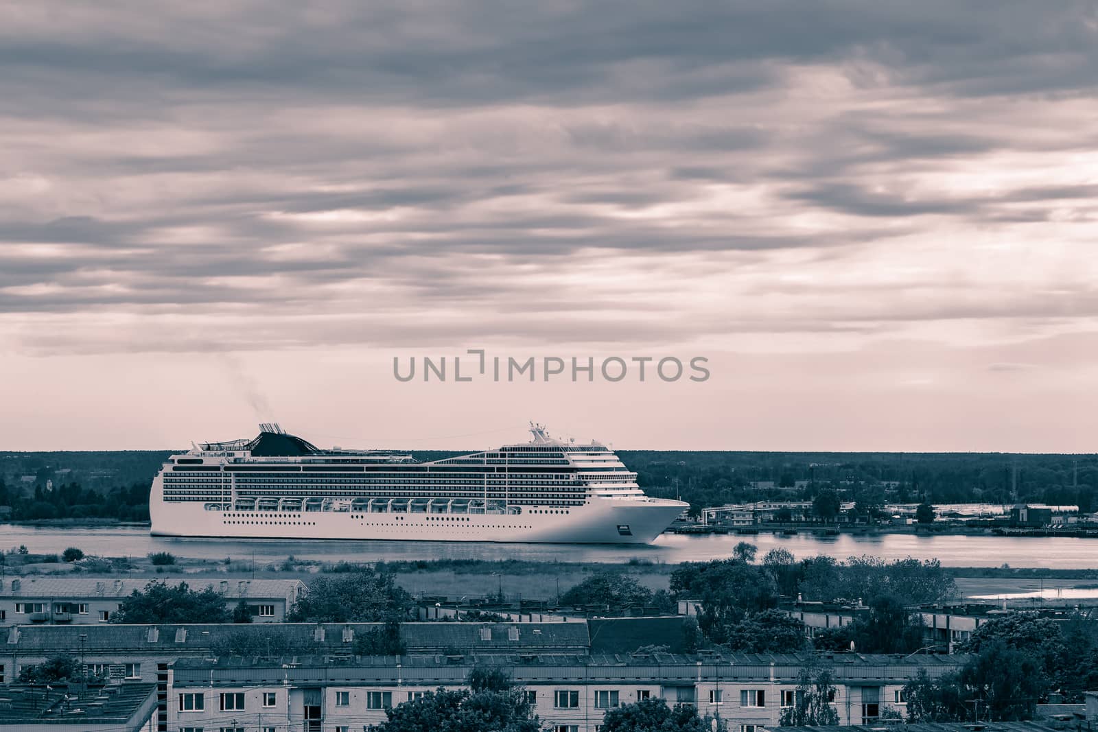 White passenger ship by sengnsp