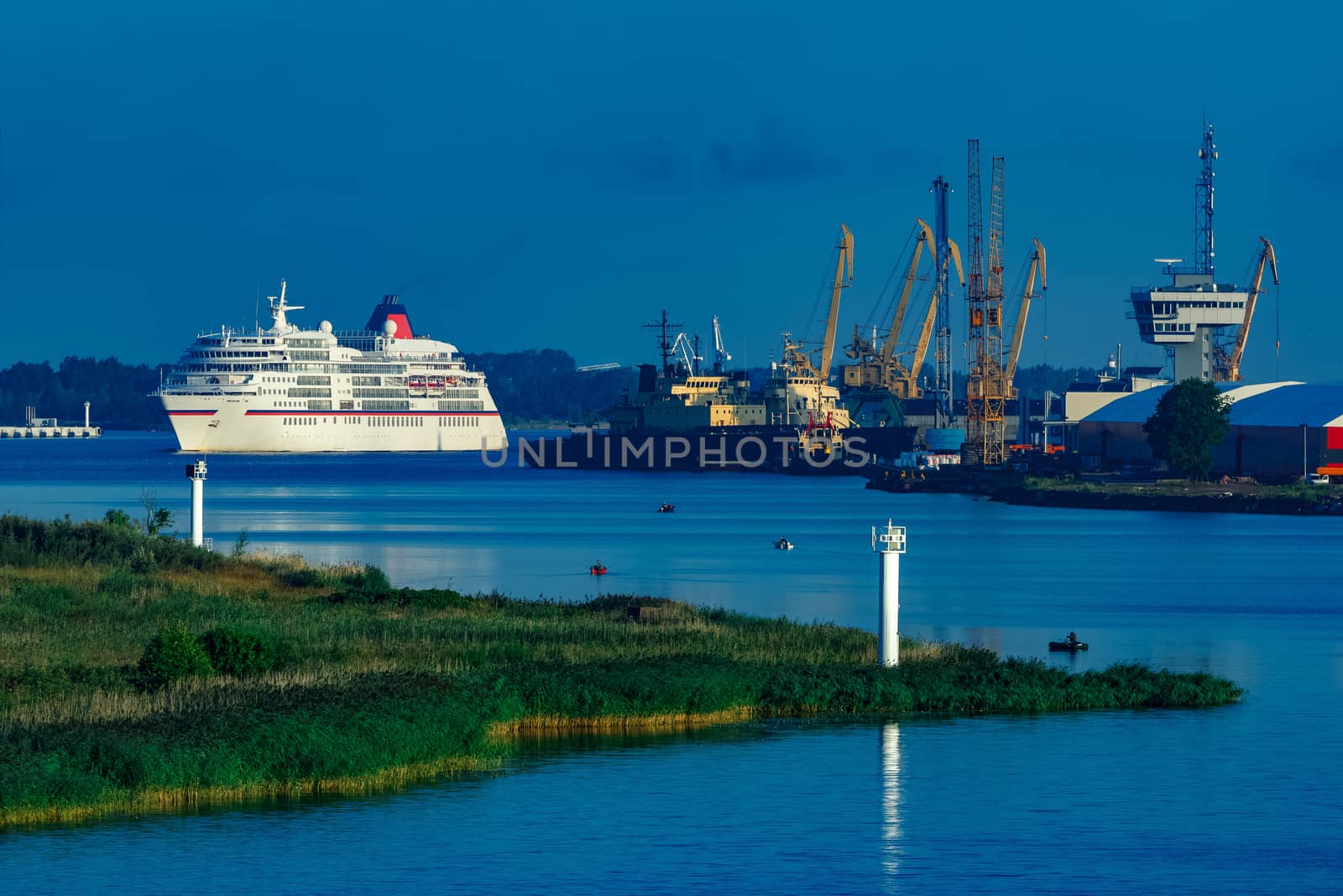 White cruise liner in city by sengnsp