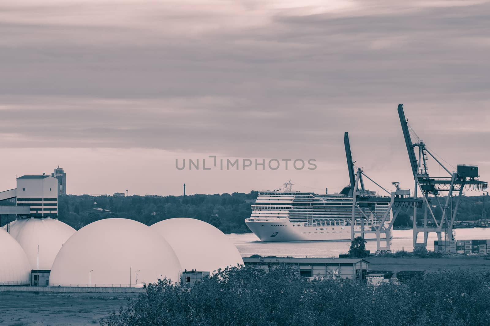 White passenger ship by sengnsp