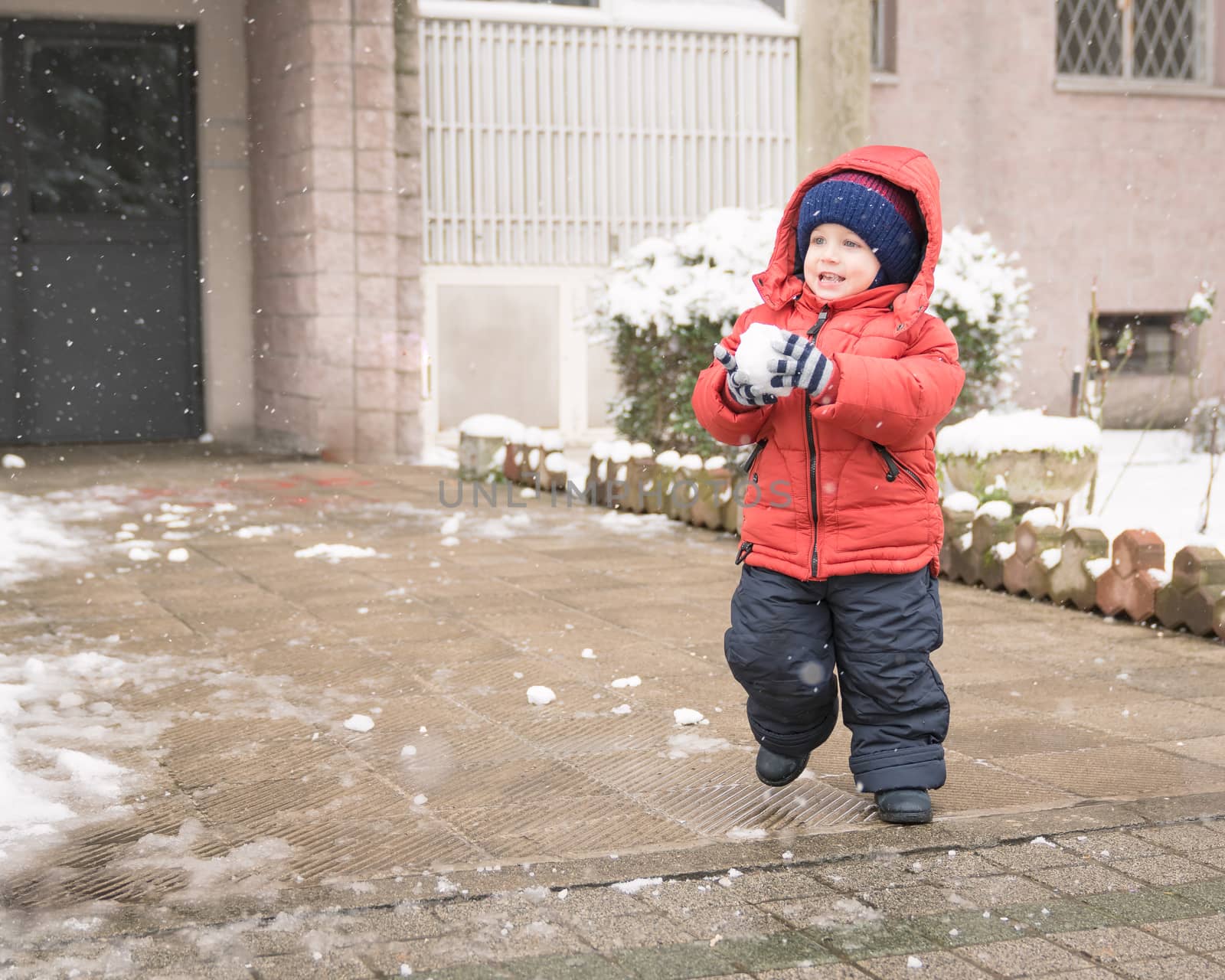 Infant runs with a snowball in his hands by Robertobinetti70