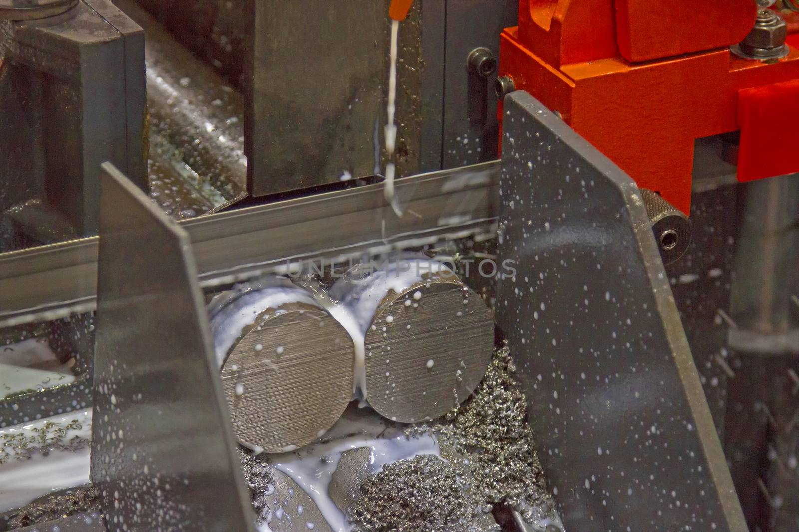 Hacksaw machine on cutting for round steel coolant in motion