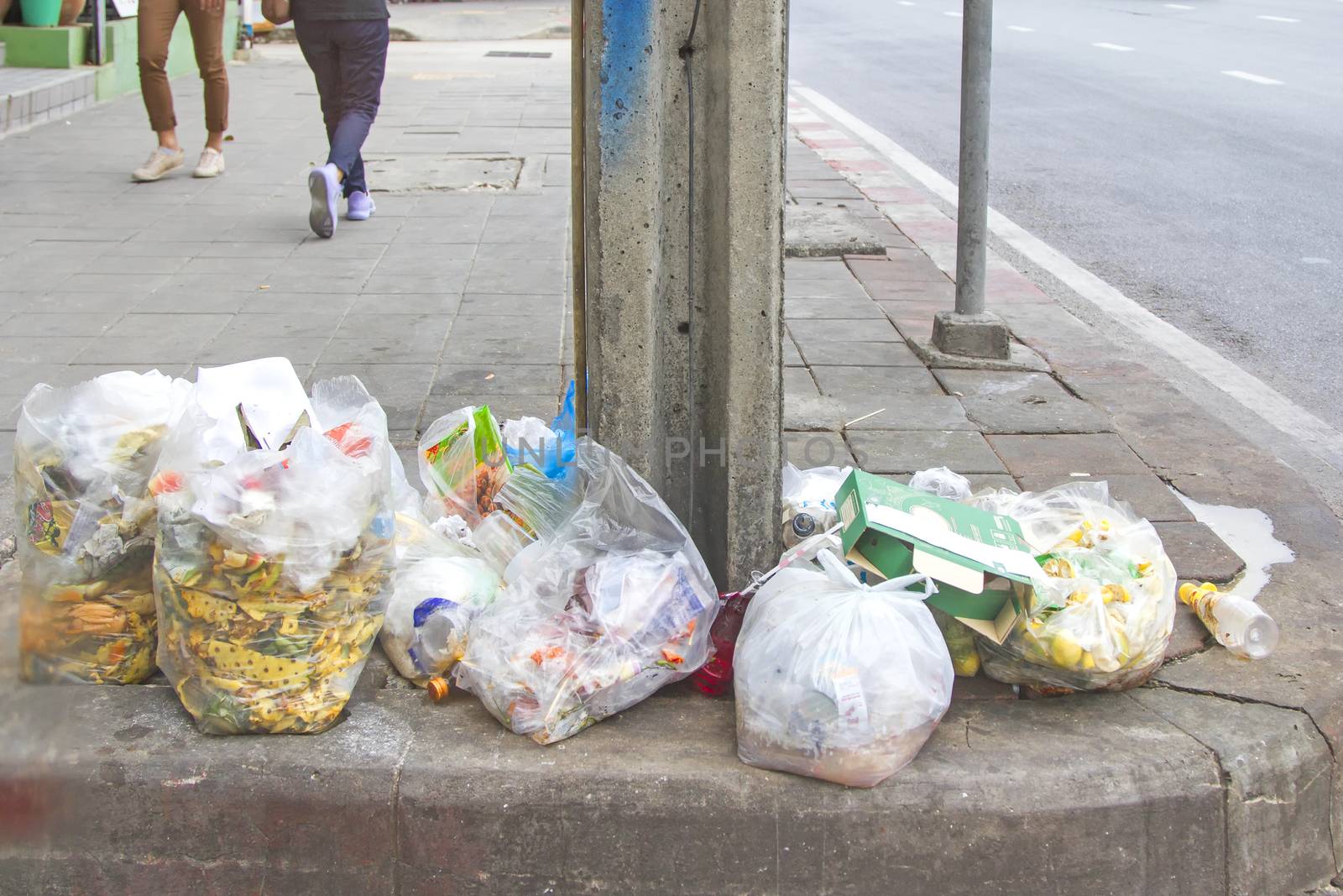 Pile of rubbish on the sidewalk, put a clear bag