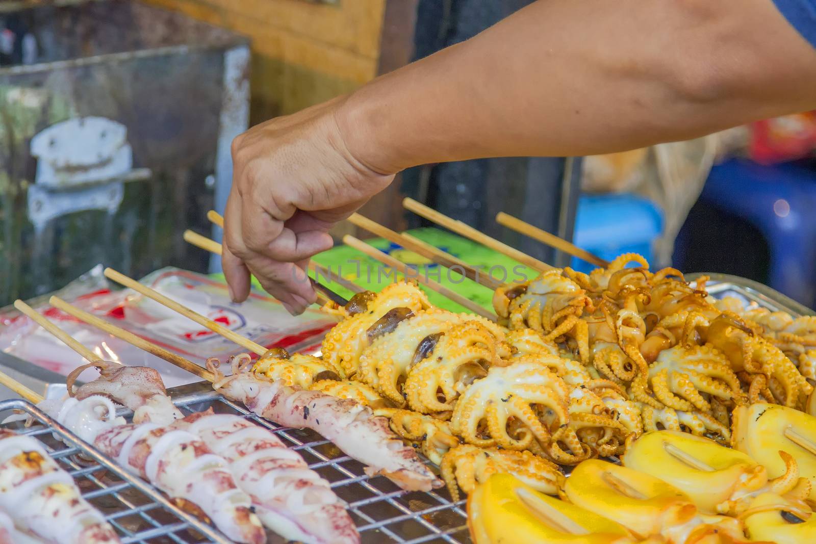 Use a hand of grilled squid on wire mesh.