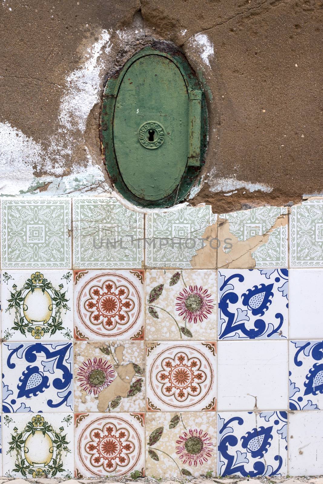 Azulejo tiles in wall by membio