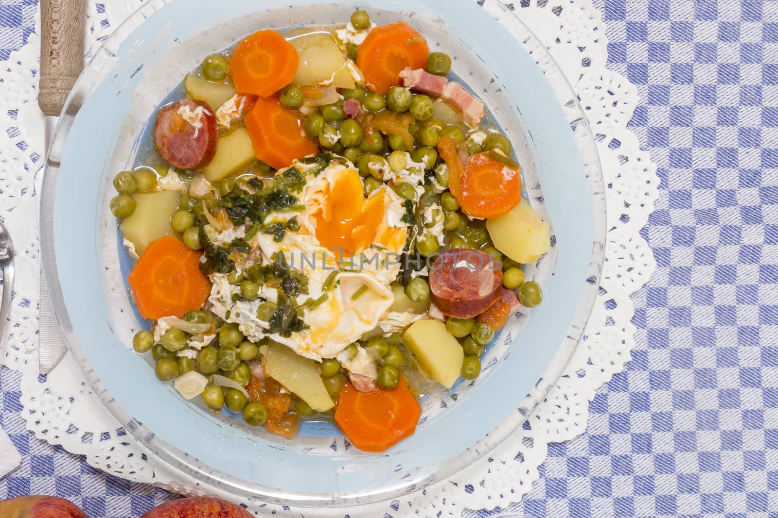 Traditional green peas with egg by membio