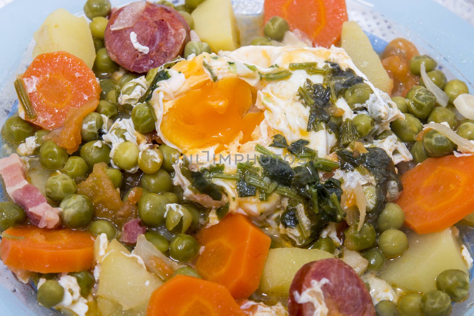 Traditional green peas with egg by membio