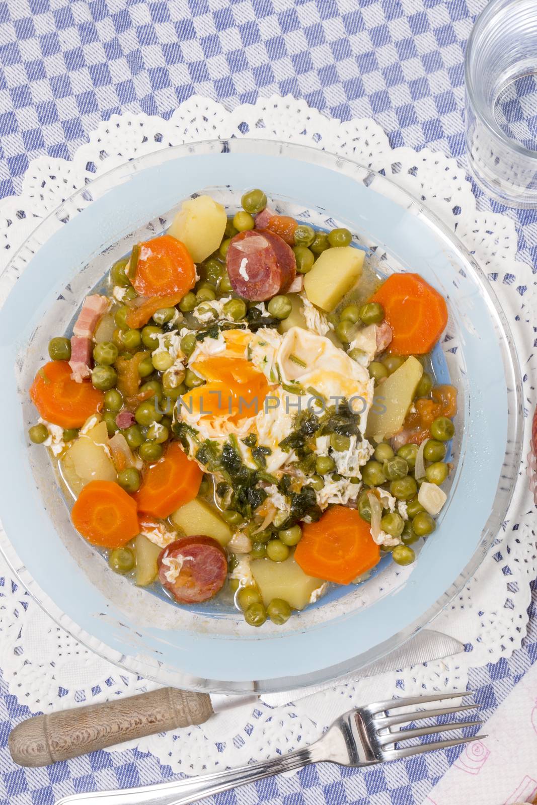 Traditional green peas with egg by membio