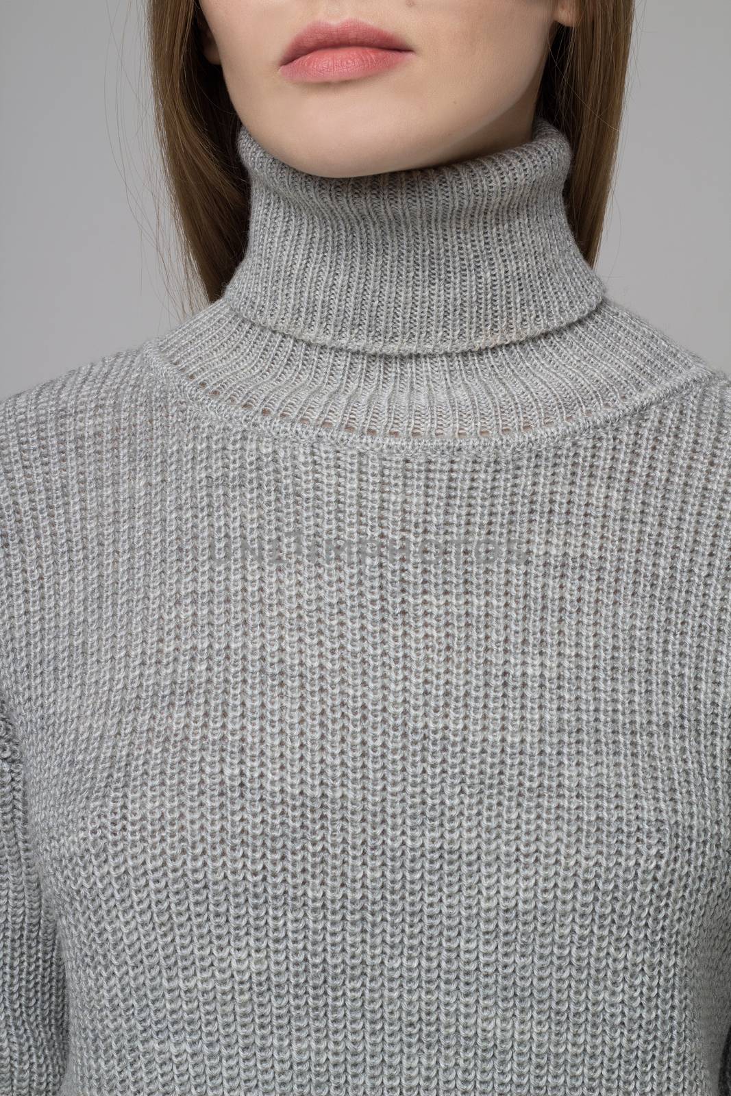 Female model corpus close-up in grey knitted dress