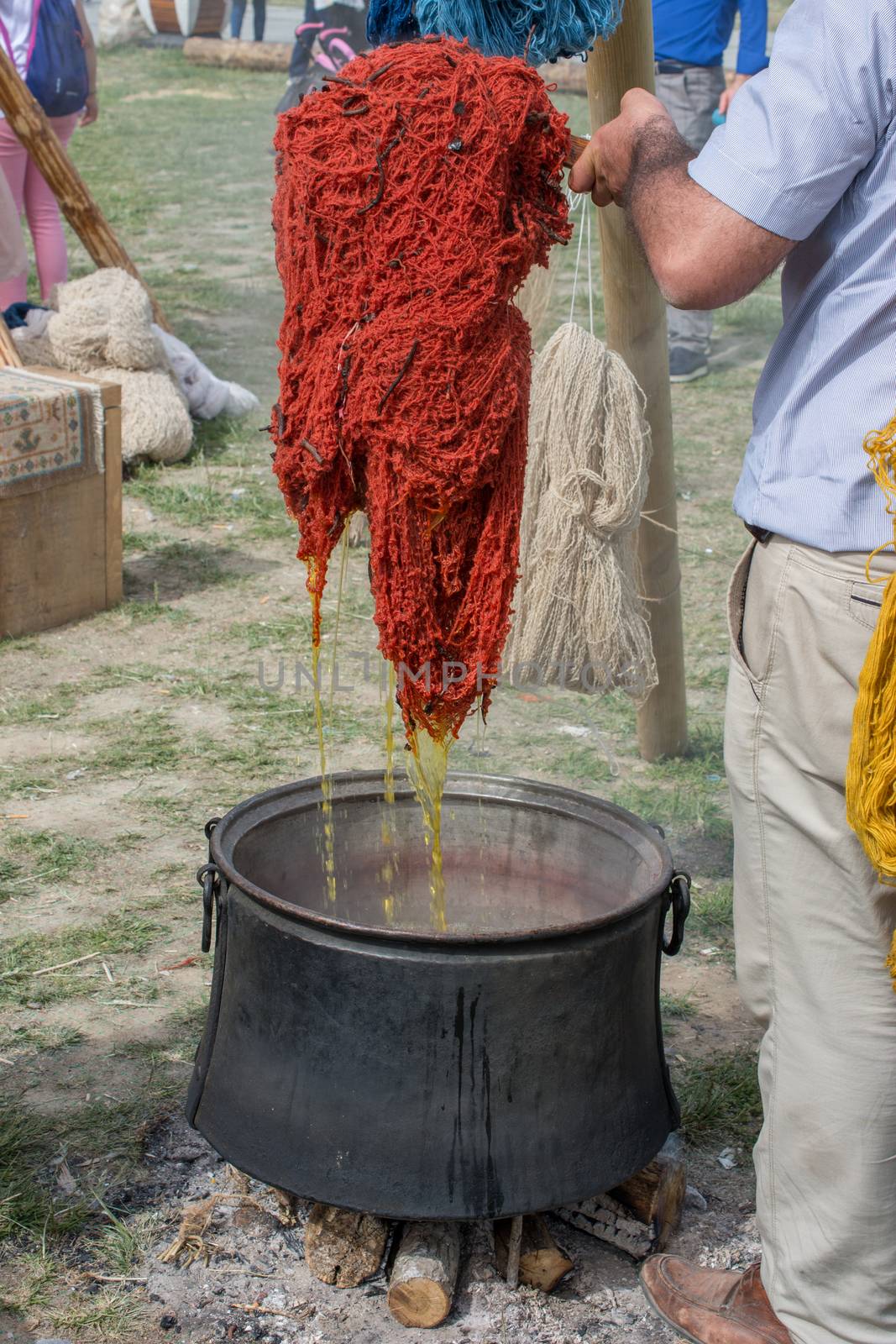 Natural wool dyeing in pots for carpet making