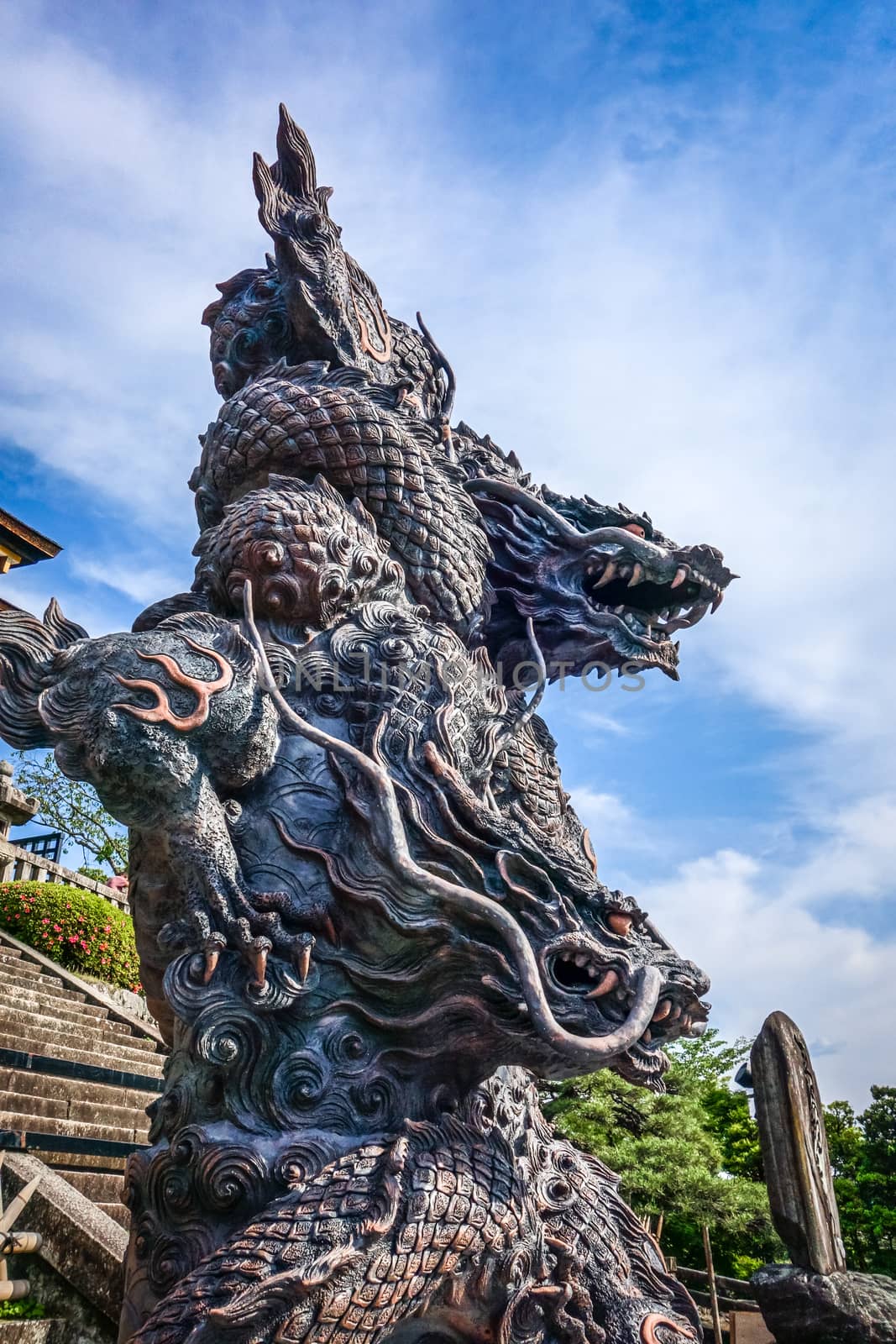 Dragon statue in front of the kiyomizu-dera temple gate, Kyoto, Japan