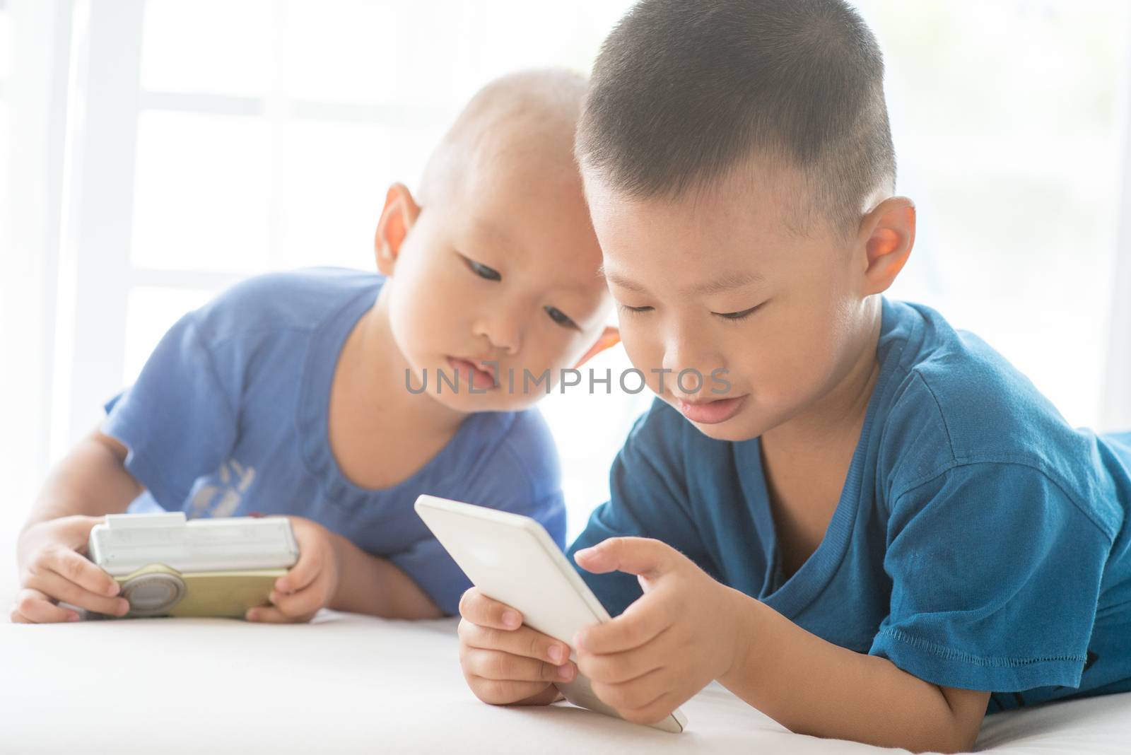Children addicted to smart phone. by szefei