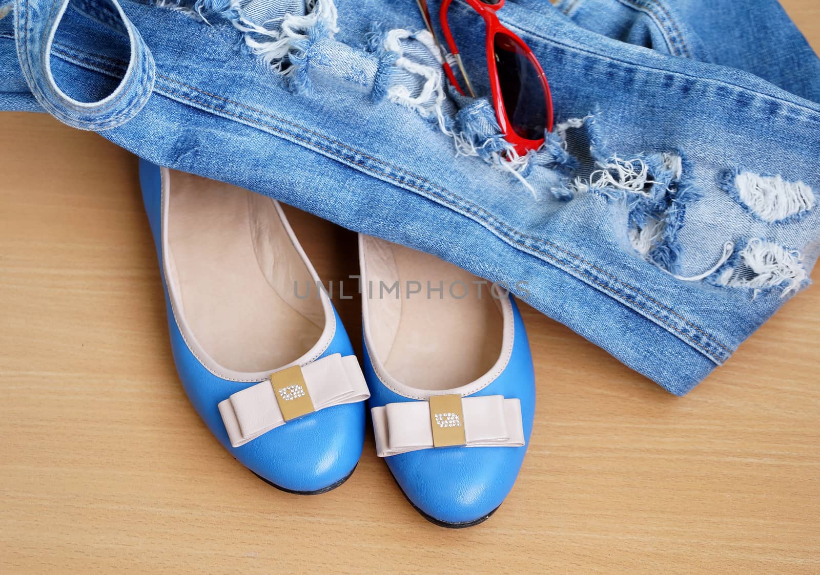 Turquoise women's shoes - "court shoes" with jeans overalls