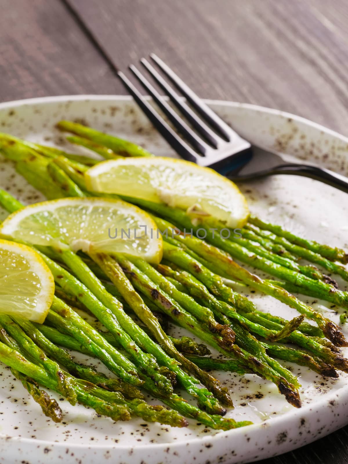 Grilled asparagus and slice of lemon by fascinadora