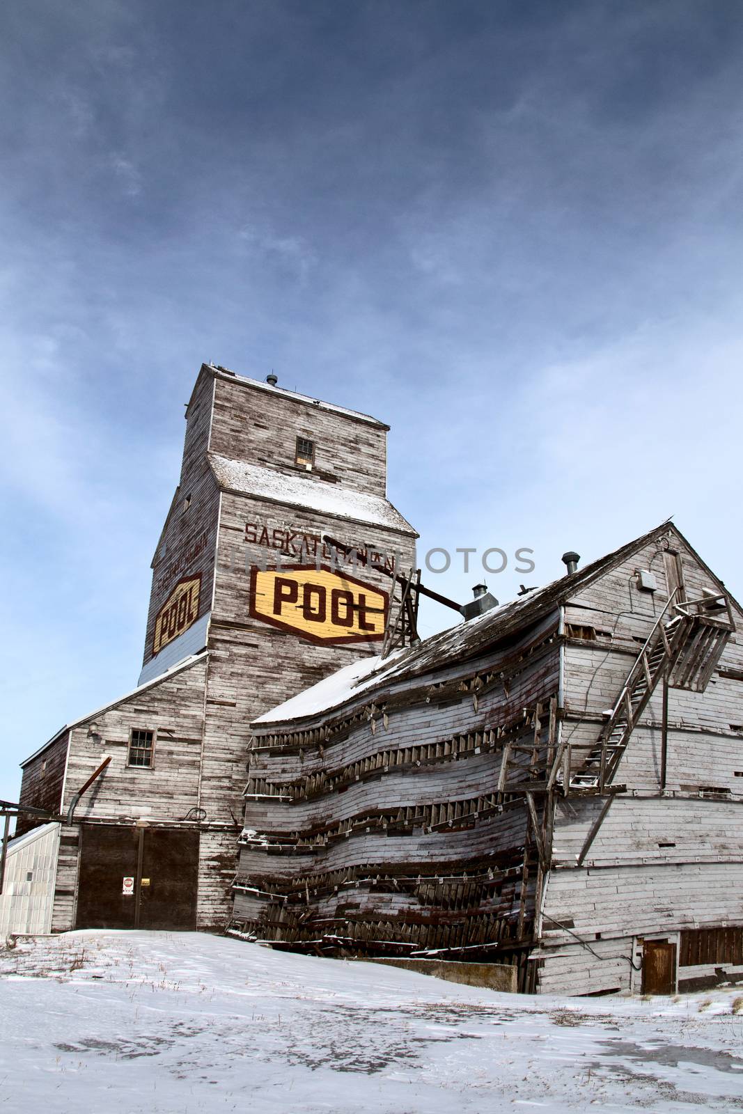 Delapitated Grain Elevator by pictureguy