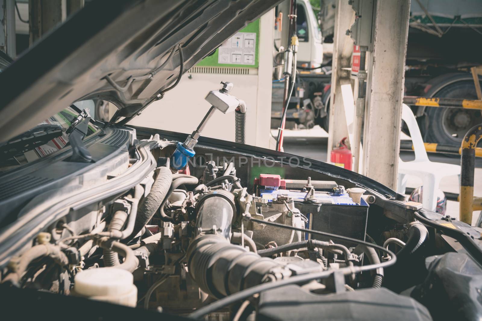 Natural gas vehicle and head dispenser to a car at the gasoline station.