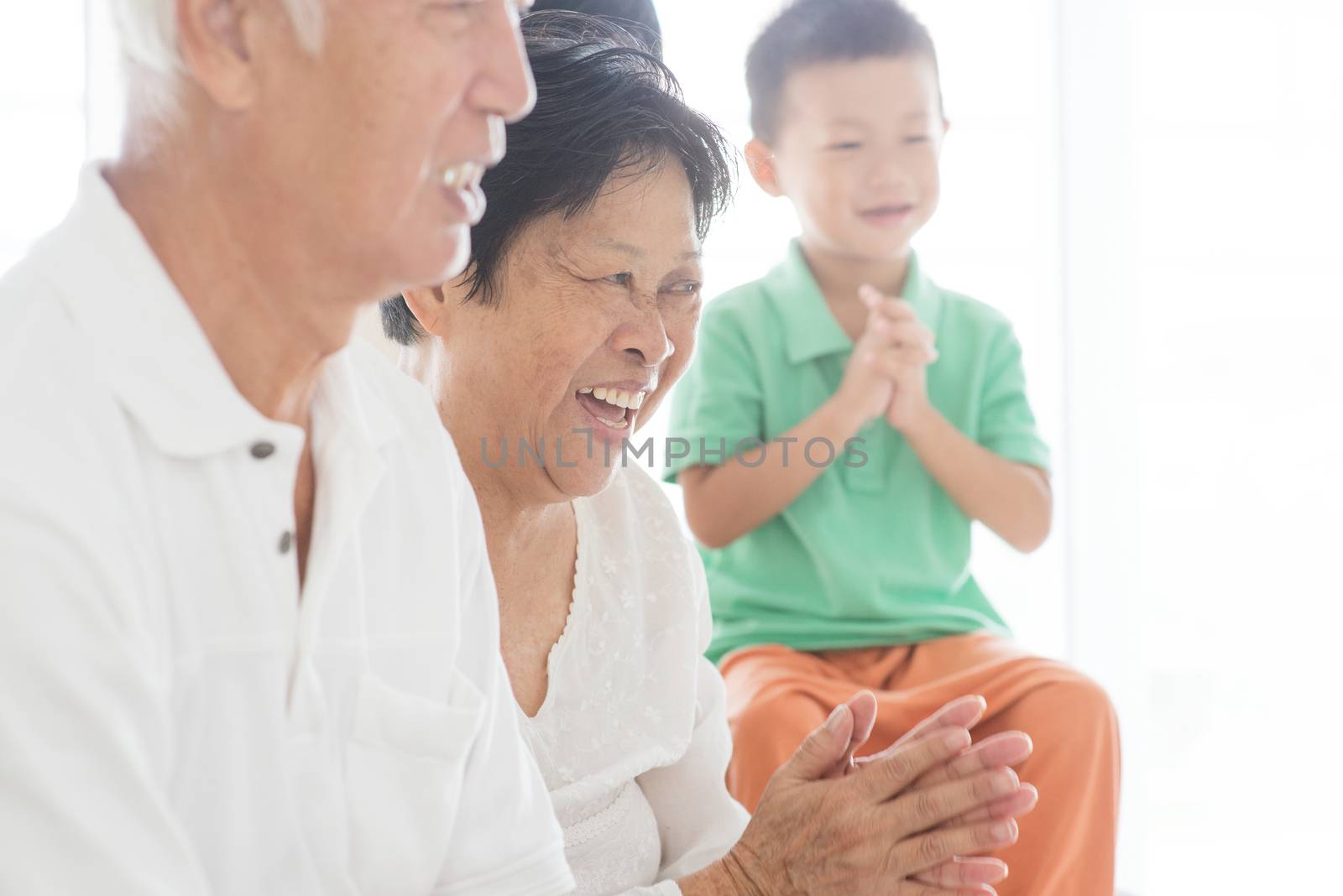 Happy Asian family clapping hands  by szefei
