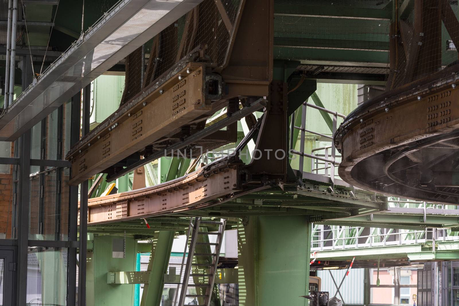 The supporting framework of the Wuppertaler suspension railway consists of a steel framework with inclined supports and suspended steel bridges so-called Rieppelträger. 