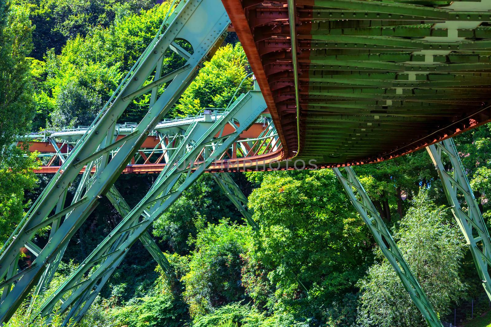 The supporting framework of the Wuppertaler suspension railway consists of a steel framework with inclined supports and suspended steel bridges so-called Rieppelträger. 